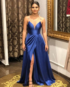 Vestido largo de fiesta azul marino con tirantes finos y abertura