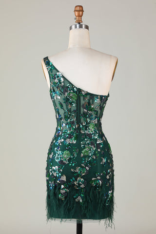 Vestido corto ajustado de lentejuelas verde oscuro con un solo hombro y detalles de plumas para baile de bienvenida.