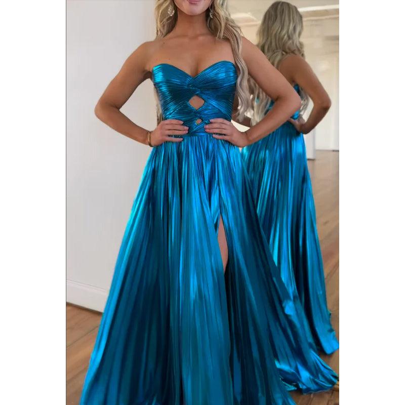 Vestido de fiesta sencillo e informal, sin mangas, fruncido, con abertura lateral y hombros descubiertos