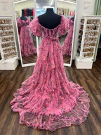 Magnifique robe de bal bustier rose à imprimé floral, coupe trapèze, épaules dénudées et traîne.