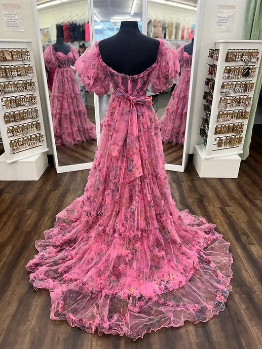 Magnifique robe de bal bustier rose à imprimé floral, coupe trapèze, épaules dénudées et traîne.