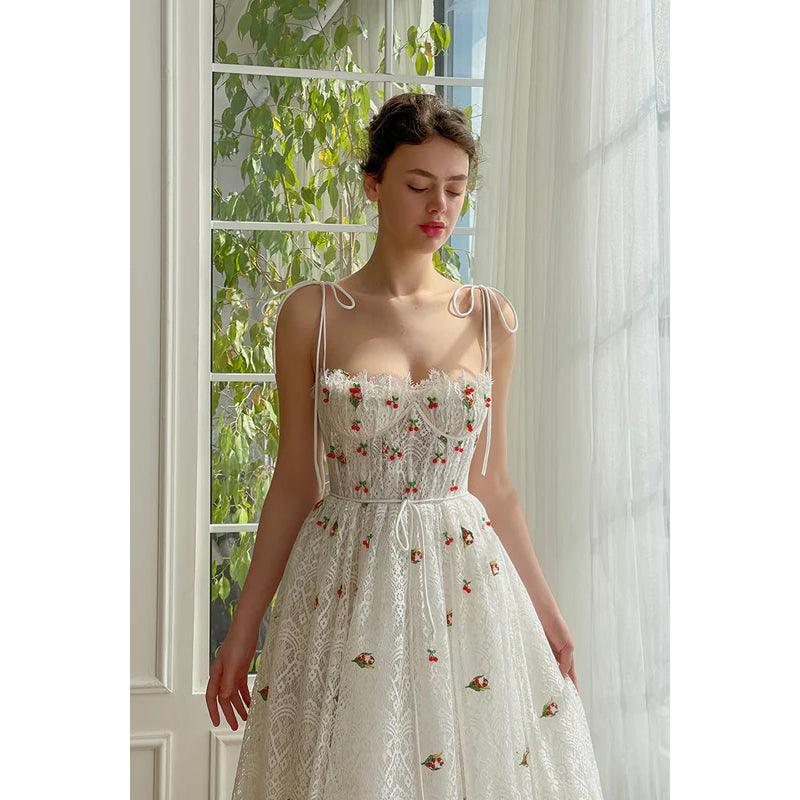 Robe de soirée trapèze à bretelles spaghetti et dentelle transparente appliquée 