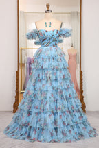 Charmante robe de bal longue bleue imprimée à épaules dénudées et à volants, coupe trapèze.