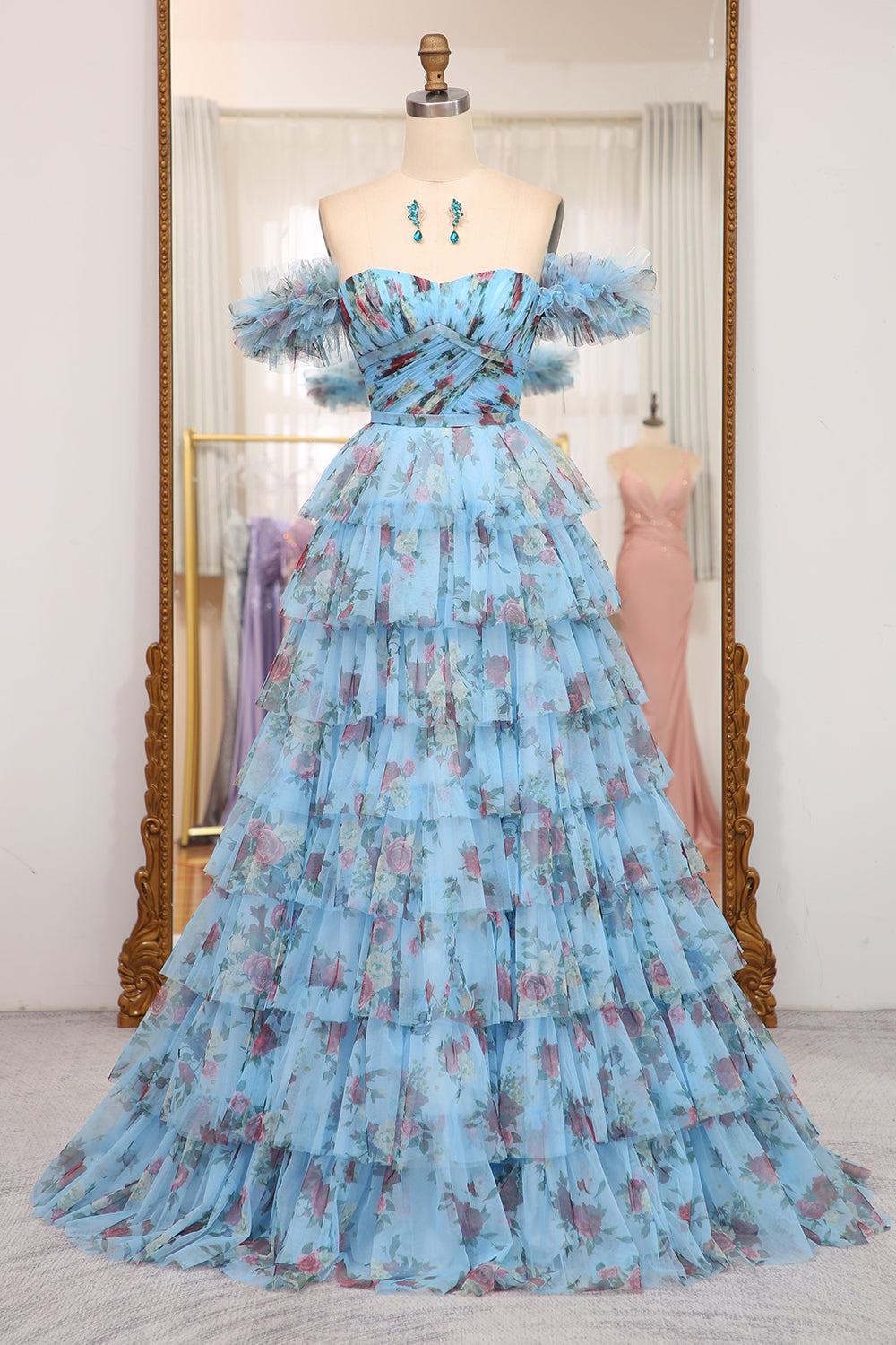 Charmante robe de bal longue bleue imprimée à épaules dénudées et à volants, coupe trapèze.