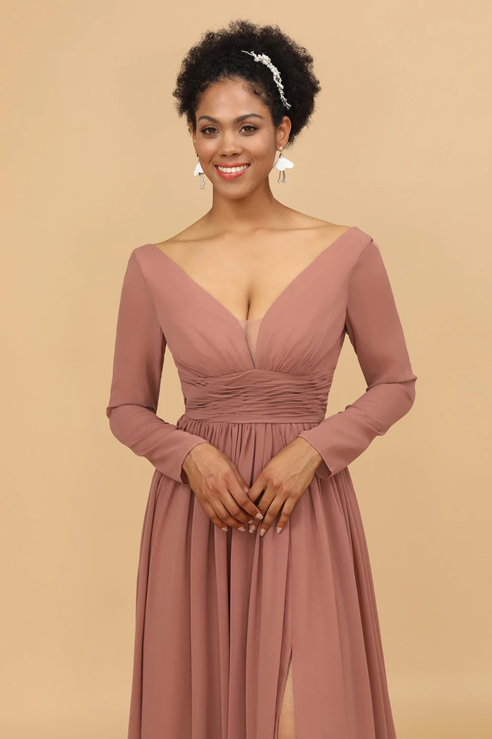 Vestido de dama de honor rosa con cuello en V y mangas largas