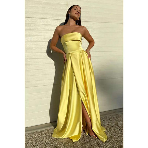 Vestido largo de fiesta amarillo satinado sin tirantes con abertura alta y bolsillos 
