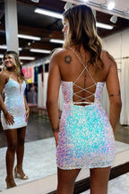 Vestido corto ajustado blanco brillante con espalda de cordones para baile de bienvenida