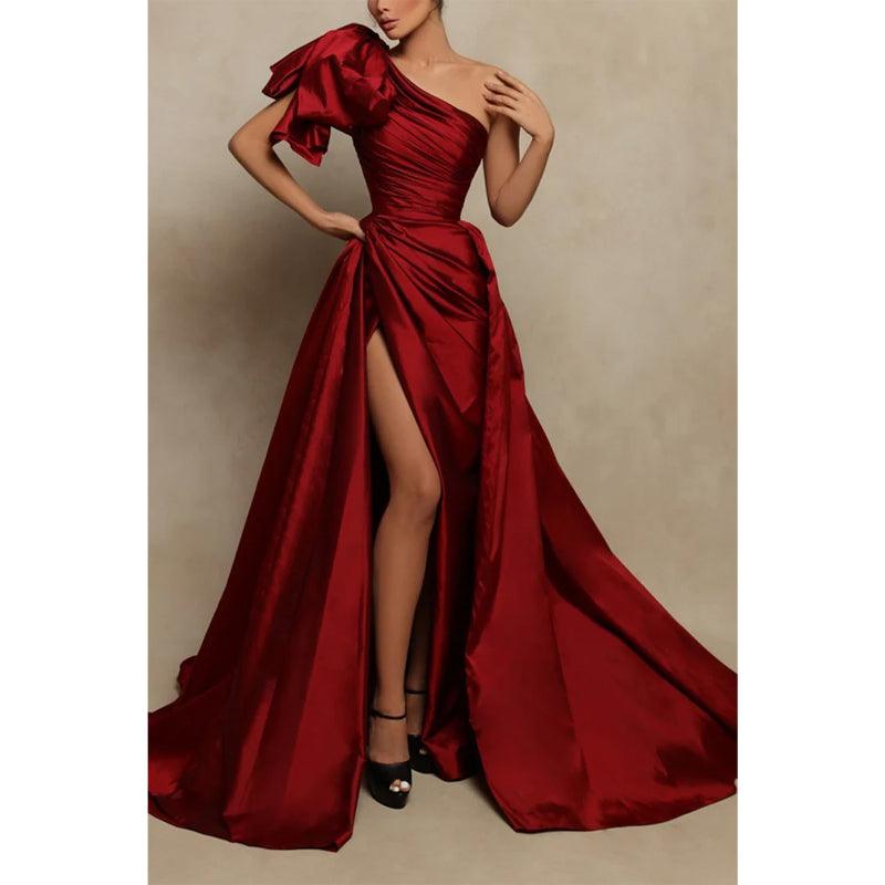 Vestido de noche formal burdeos de satén plisado con abertura lateral y un hombro con corte tubo/columna 