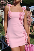 Robe mini moulante sexy à bretelles et fleurs en relief