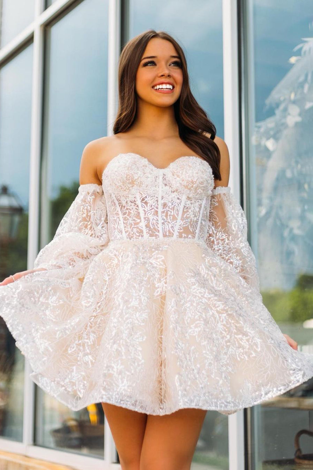 Vestido corto negro de corte línea, escote corazón y mangas largas para baile de bienvenida