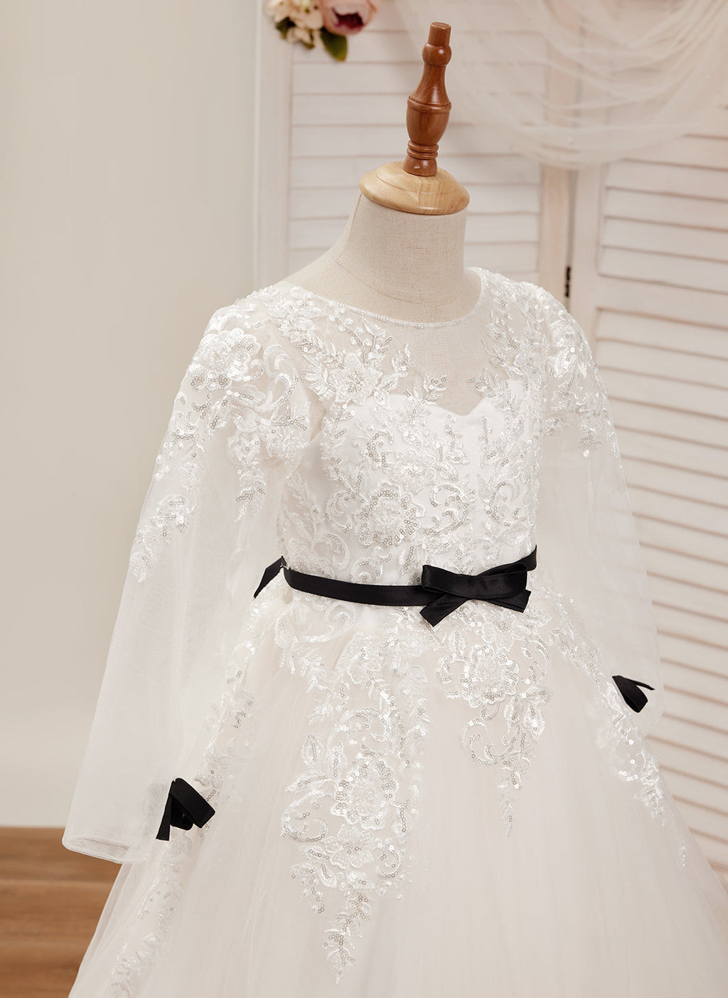 Vestido de niña de las flores para la Primera Comunión, corte en A, de tul con cola de barrido, color marfil. 