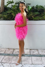 Robe fourreau rose courte sans bretelles ornée de plumes pour le bal de promo