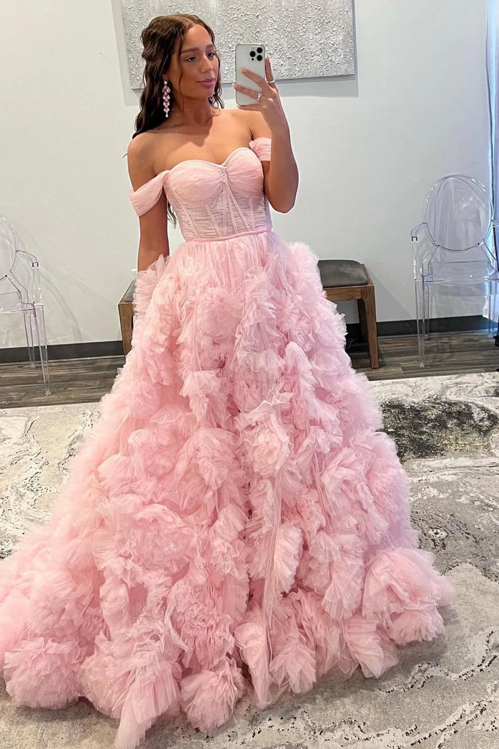 Vestido de graduación azul tipo corsé con hombros descubiertos y volantes