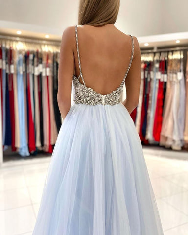Vestido de fiesta largo de tul azul celeste con tirantes finos y pedrería