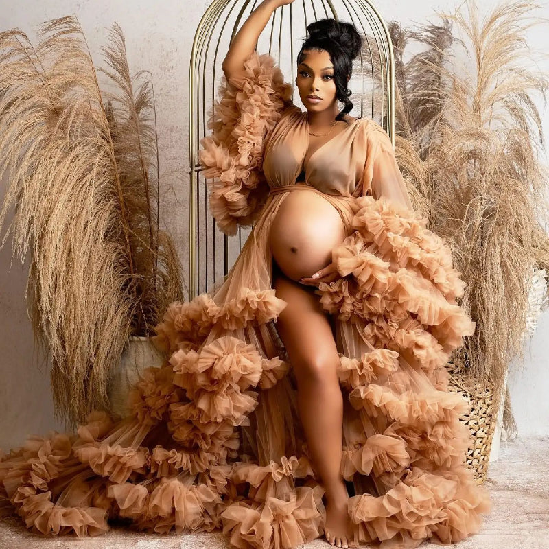 Vestido de graduación sexy con escote en V, abertura frontal con volantes, ideal para fotografía de embarazo. Manga color topo con volantes. Ropa de maternidad.