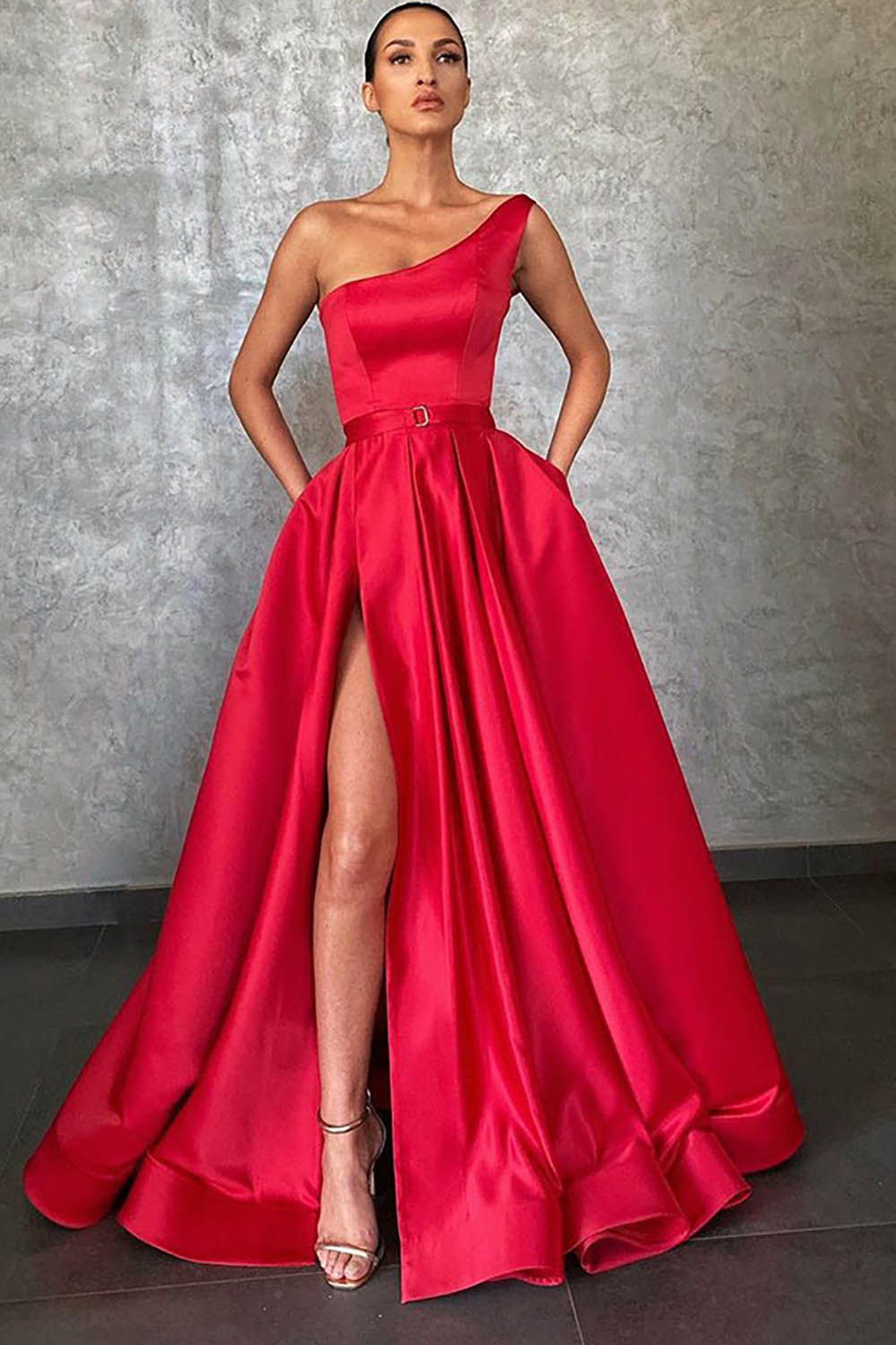 Robe de bal longue champagne asymétrique à une épaule avec fente, coupe trapèze.
