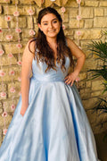 Vestido de fiesta azul claro de talla grande con escote en V profundo y corte en A