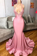 Vestido de fiesta sirena con escote halter en V profundo color cuarzo rosa con apliques de encaje