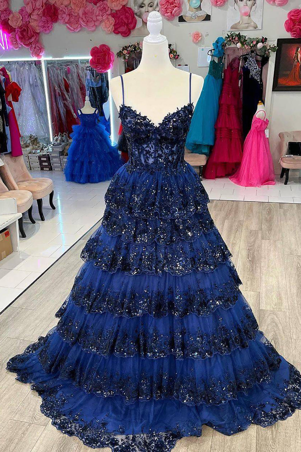 Vestido de fiesta negro de encaje con corsé, tirantes finos y corte en A, con volantes y tirantes finos.