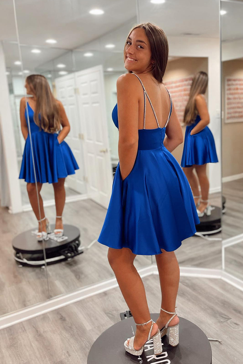 Vestido corto de tirantes finos estilo línea A para baile de bienvenida