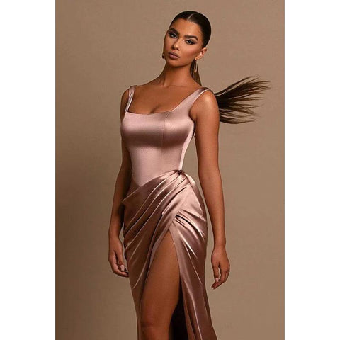 Robe de soirée longue froncée à col carré et fente sur la cuisse