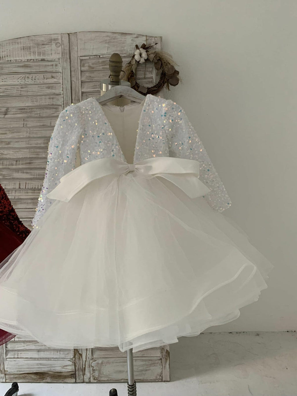 Vestido festivo de tul con escote en V profundo y lentejuelas hasta la rodilla, ideal para fiestas navideñas y de fin de año. 