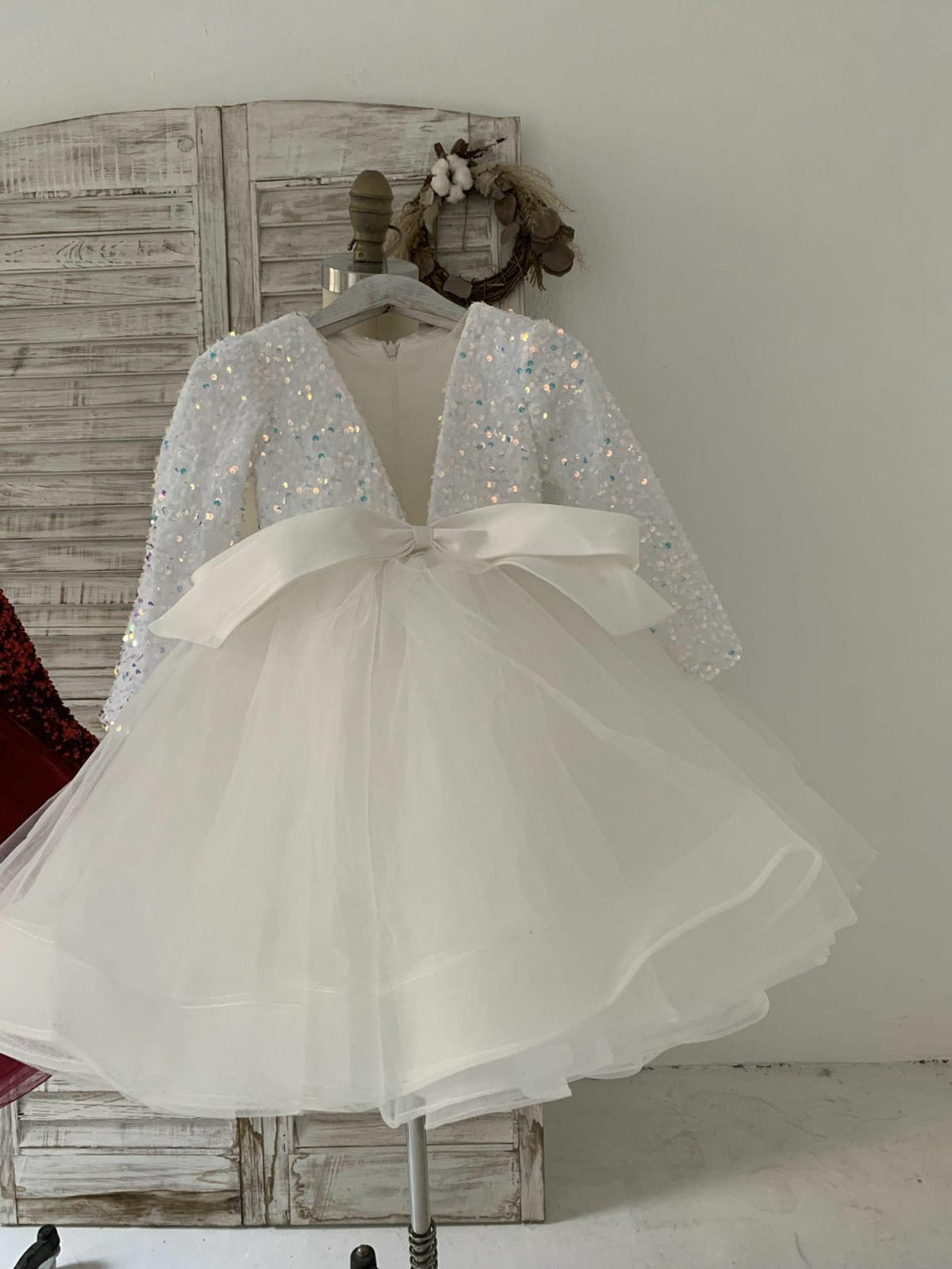 Vestido festivo de tul con escote en V profundo y lentejuelas hasta la rodilla, ideal para fiestas navideñas y de fin de año. 