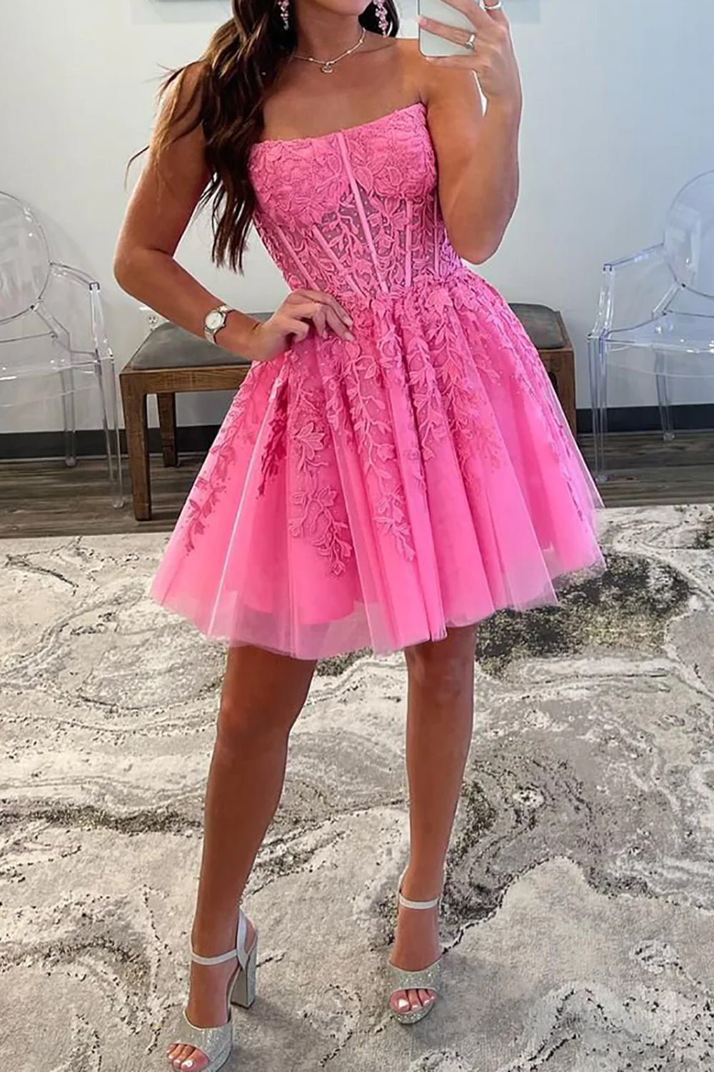 Magnifique robe de bal rose bustier sans bretelles, coupe trapèze, ornée d'appliqués