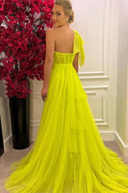 Magnifique robe de bal longue trapèze en tulle asymétrique avec fente.