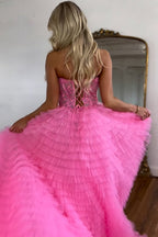 Precioso vestido de fiesta rosa de corte A con escote corazón y corsé, adornado con apliques.