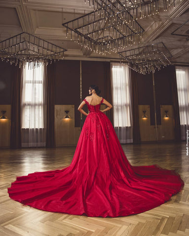 Robe de bal à épaules dénudées avec applications de dentelle et surjupe