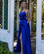 Vestido de graduación azul real con tirantes finos y abertura