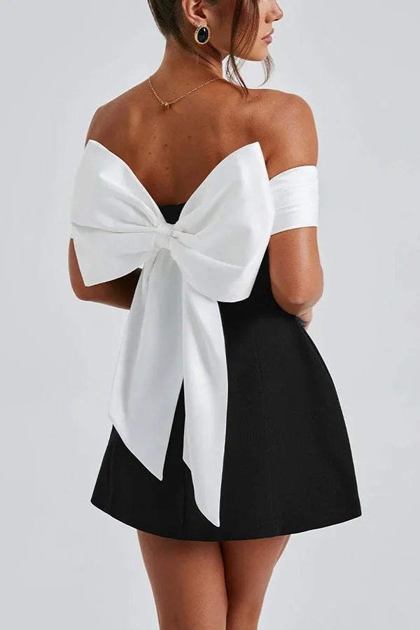 Robe courte sexy à épaules dénudées et ornée d'un nœud contrasté 