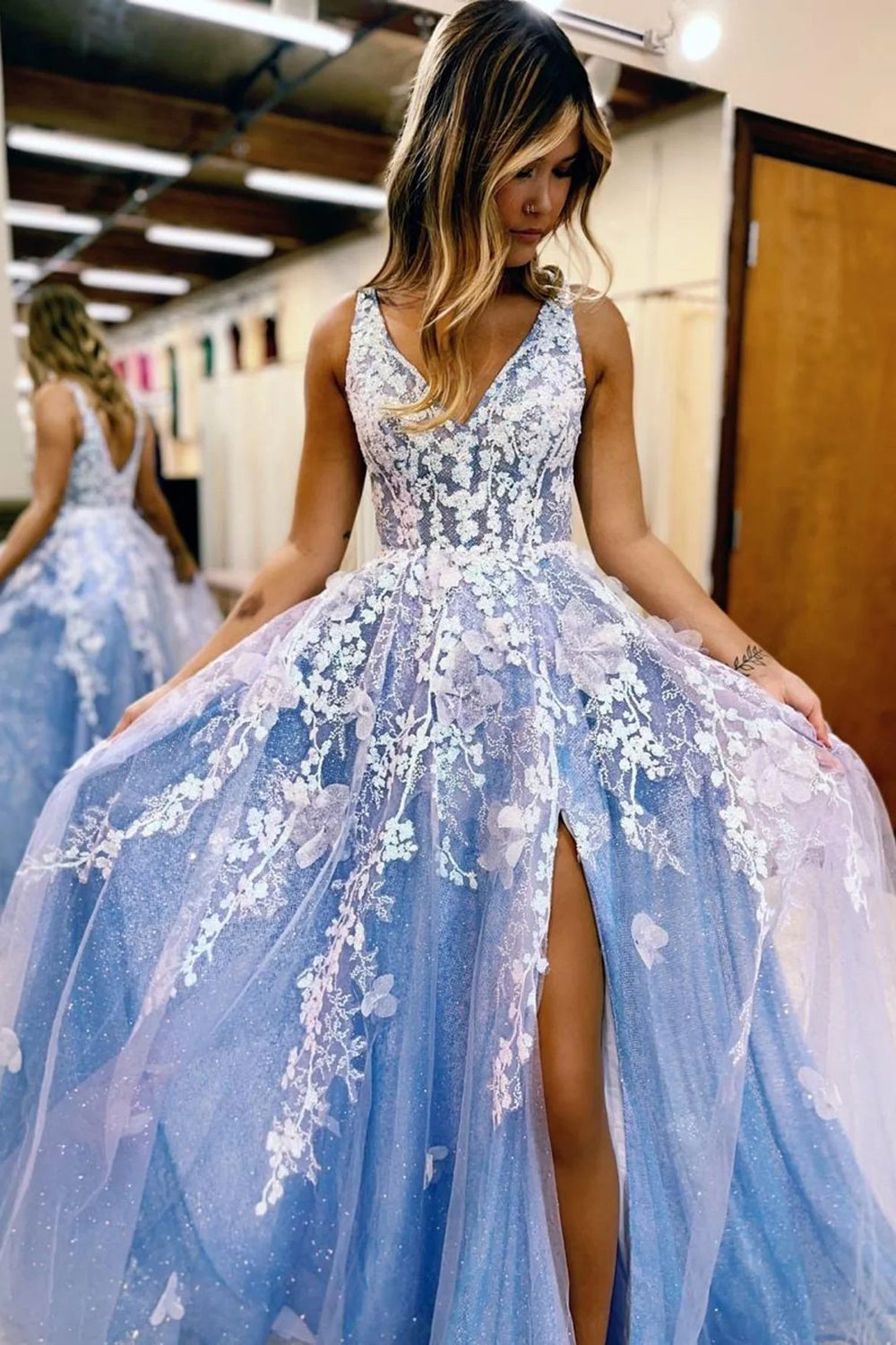 Vestido largo de fiesta azul con escote en V profundo y corte en A, con apliques.