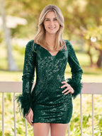 Vestido corto ajustado de lentejuelas rosa chicle con escote en V para baile de bienvenida