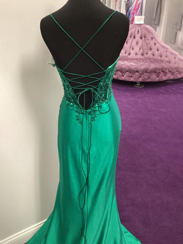 Dallas | Vestido largo de sirena de satén verde con apliques transparentes 