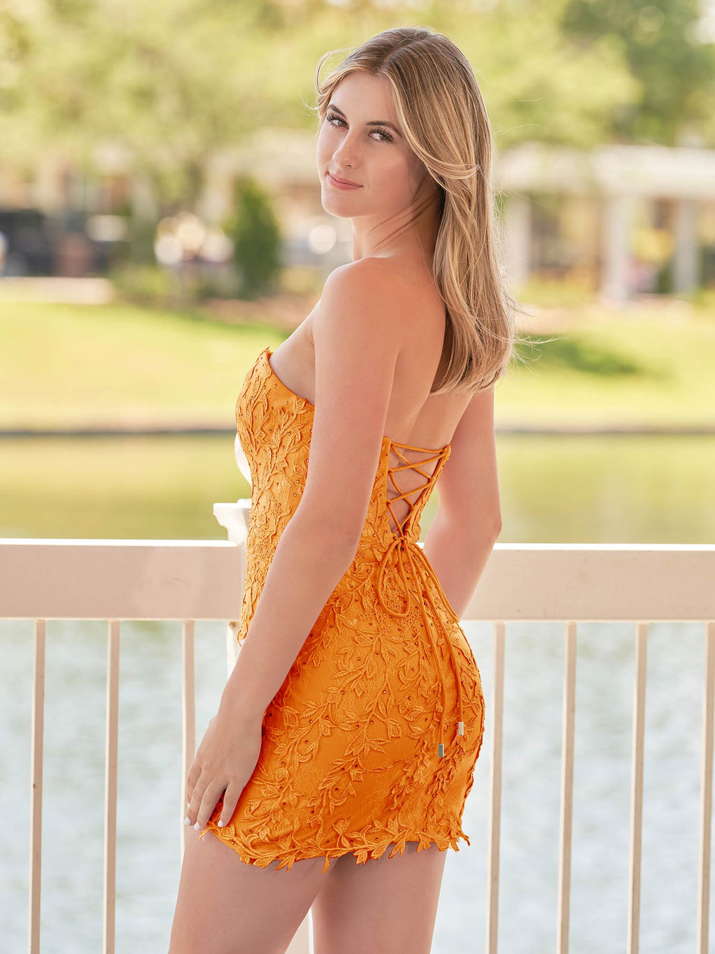 Robe de bal rose moulante courte en dentelle avec appliques