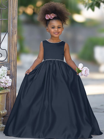 Vestido rosa sin mangas de satén con escote con cuentas y detalle de lazo 