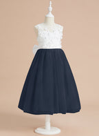 Vestido midi de encaje floral y lazo grande 