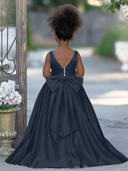Vestido rosa sin mangas de satén con escote con cuentas y detalle de lazo 