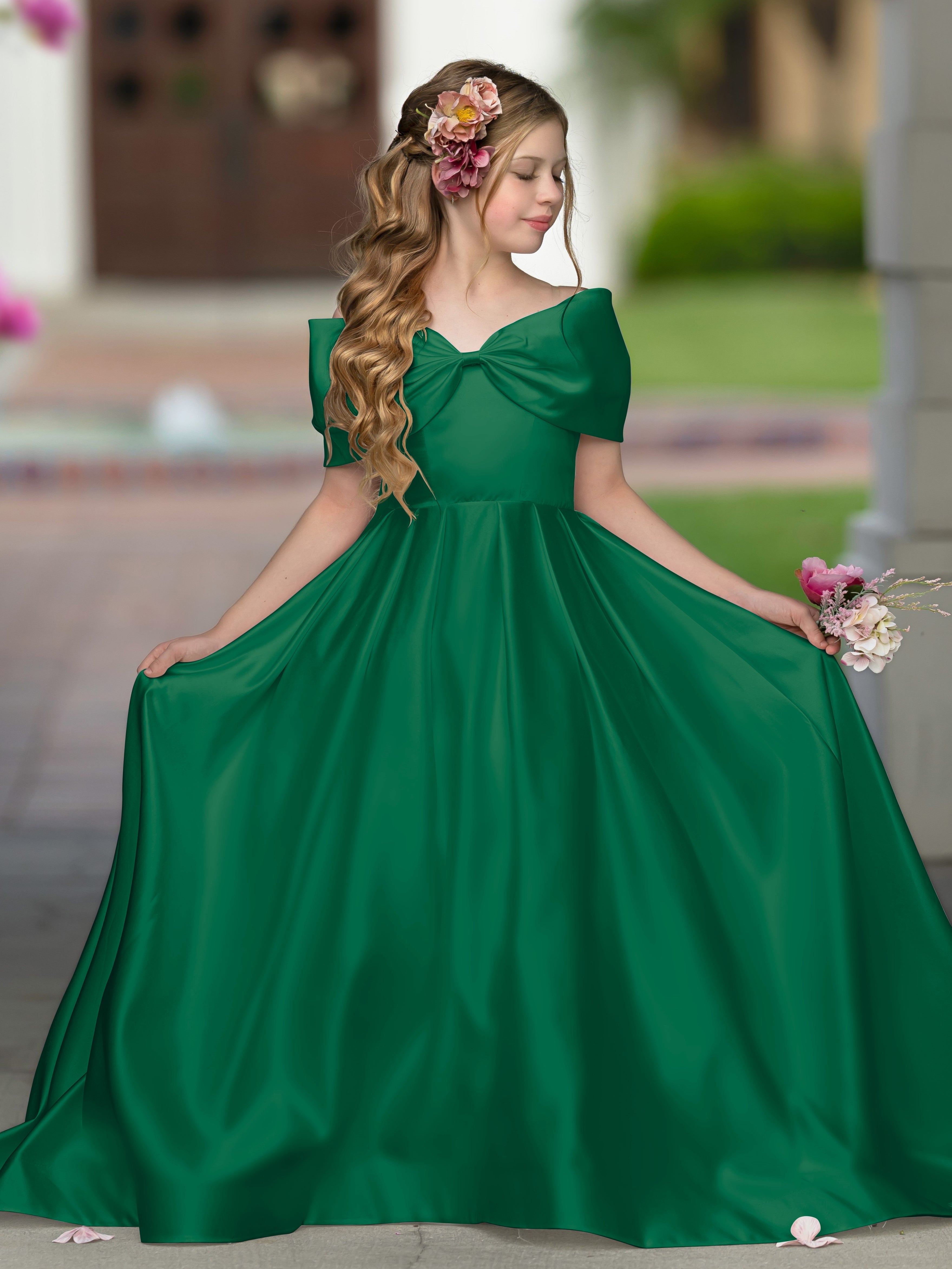 Elegante vestido de princesa de satén marfil con cola y lazo para niñas de las flores 