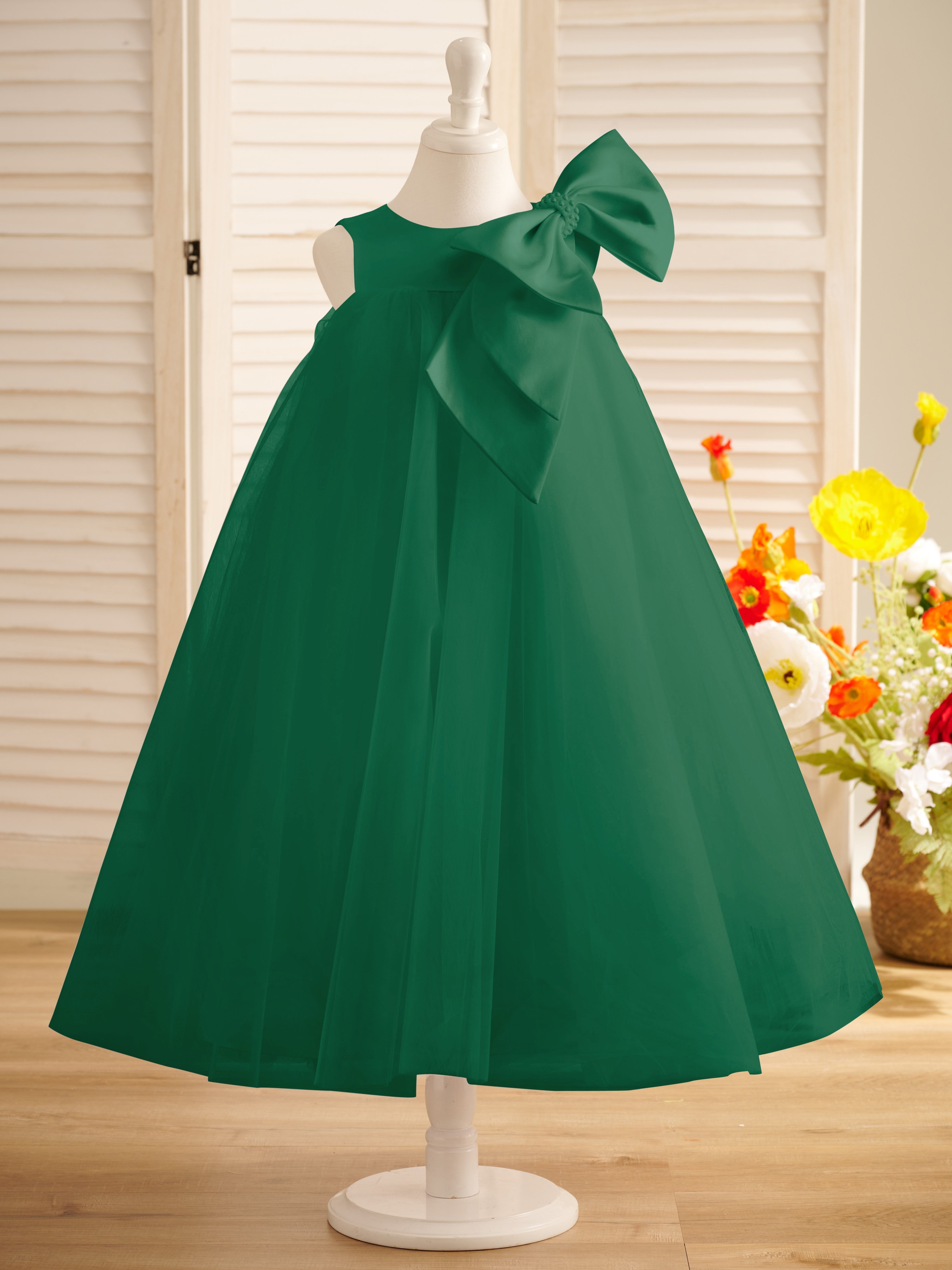 Vestido de niña pequeña de las flores, corte en A, con gran lazo y tul, hasta la rodilla. 
