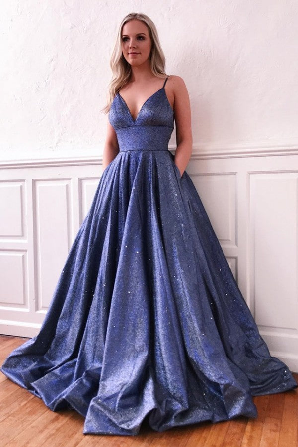Vestido de noche largo hasta el suelo con lentejuelas, escote en V y corte en A, con tirantes finos.