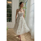 Robe de soirée trapèze à bretelles spaghetti et dentelle transparente appliquée 