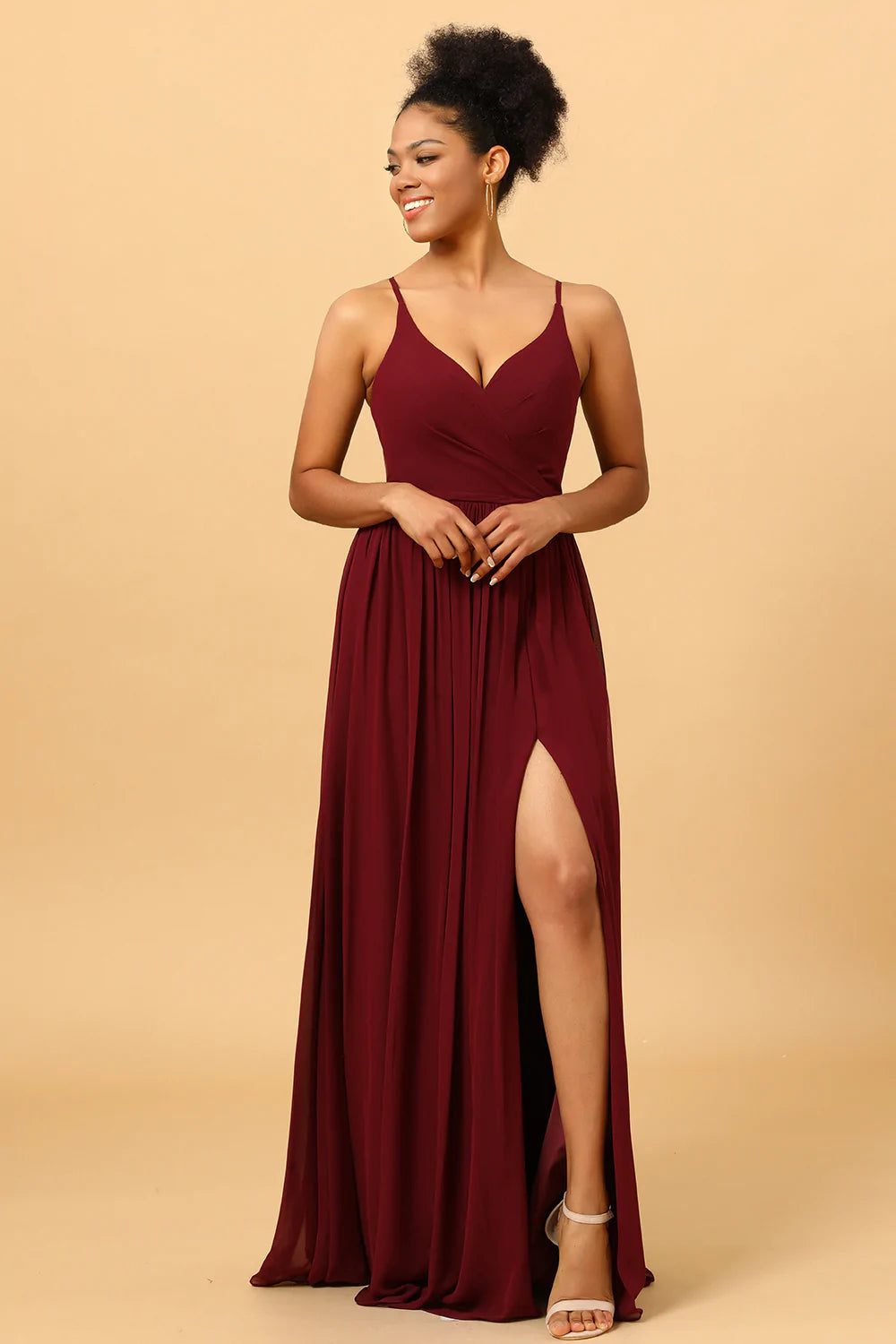 Vestido de dama de honor corte A, de gasa color burdeos con abertura