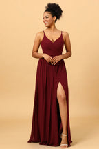 Vestido de dama de honor corte A, de gasa color burdeos con abertura