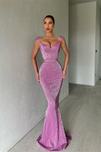 Vestido largo de fiesta estilo sirena con escote corazón y hombros descubiertos, adornado con lentejuelas.