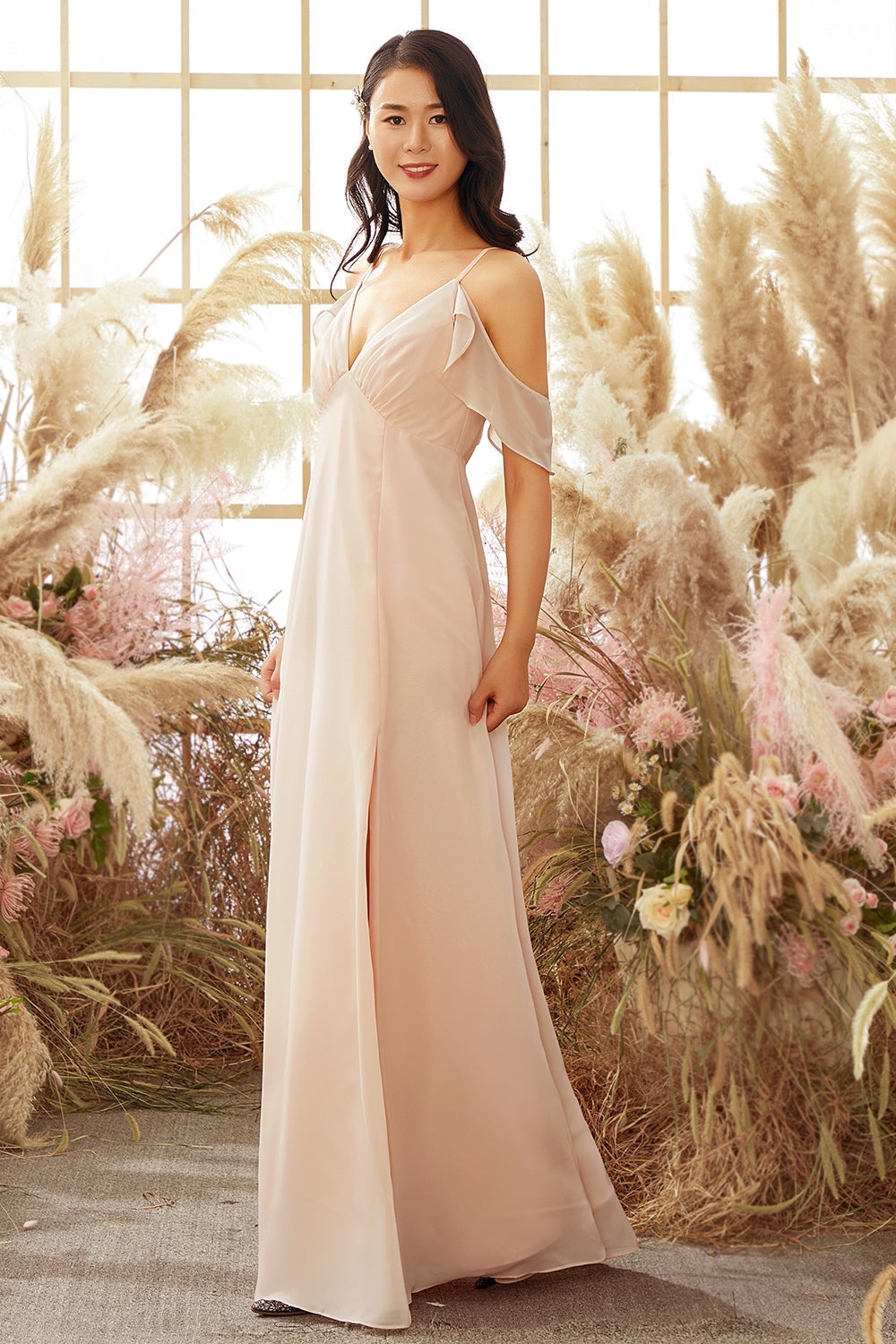 Robe de demoiselle d'honneur rose à épaules dénudées et coupe trapèze