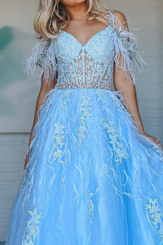 Precioso vestido de graduación azul de corte A con corsé, hombros descubiertos y apliques de plumas.