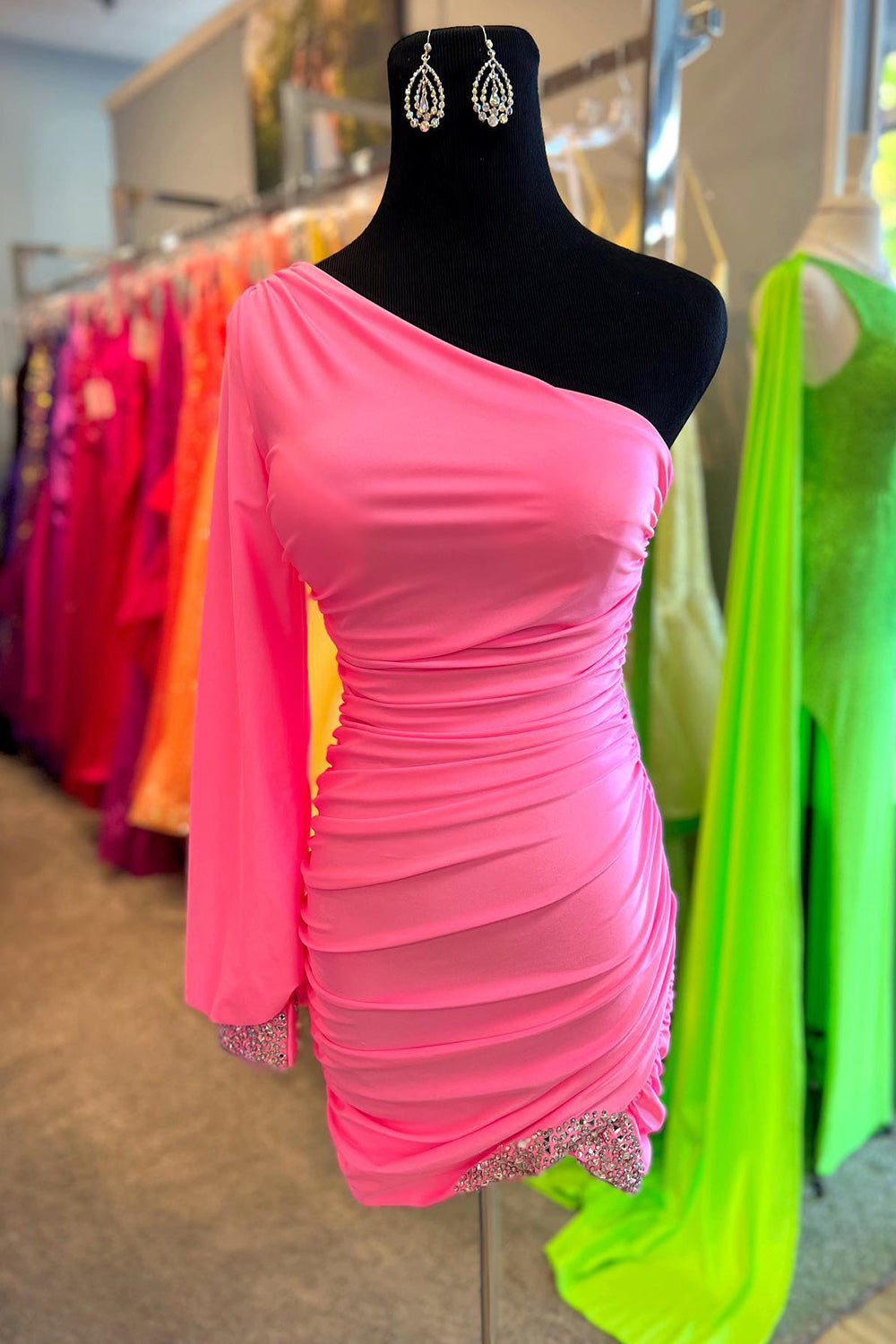 Vestido ajustado de un solo hombro para fiesta de bienvenida con lentejuelas